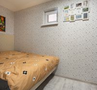 NA PREDAJ dizajnový byt v dome v Seredi, ktorý si ZAMILUJETE - Spálňa s posteľou, originálnymi fotografiami a dekoračnými stenami v 4-izbovom byte.