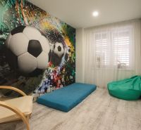NA PREDAJ dizajnový byt v dome v Seredi, ktorý si ZAMILUJETE - Detská izba s futbalovými motívmi, kreslom a sedacím vakom v štvorizbovom byte.
