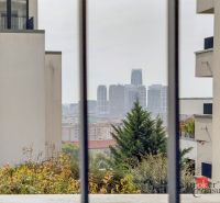 Veľkometrážny 2i byt s terasou a parkovaním na Kolibe - Výhľad z balkóna v Bratislave-Novom Meste na Svätovavrineckej, s panorámou mesta.