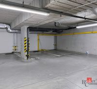 Veľkometrážny 2i byt s terasou a parkovaním na Kolibe - Parkovacie miesto v podzemnej garáži na farebne označenej podlahe.