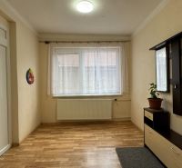 NA PREDAJ Rodinný dom - Šurany - Nitriansky Hrádok, EXKLUZÍVNE - Vstupná chodba s drevenou podlahou, bielou stenou a nábytkom v rodinnom dome.