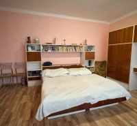 NA PREDAJ Rodinný dom - Šurany - Nitriansky Hrádok, EXKLUZÍVNE - Spálňa s posteľou a zabudovanými skriňami v rodinnom dome.