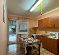 NA PREDAJ Rodinný dom - Šurany - Nitriansky Hrádok, EXKLUZÍVNE - Jedálenský kút v rodinnom dome s drevenou podlahou a kuchynskou linkou.