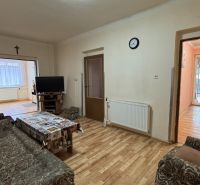 NA PREDAJ Rodinný dom - Šurany - Nitriansky Hrádok, EXKLUZÍVNE - Obývacia izba v rodinnom dome s gaučom, stolíkom a televízorom.