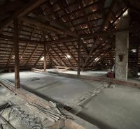 NA PREDAJ Rodinný dom - Šurany - Nitriansky Hrádok, EXKLUZÍVNE - Podkrovie s drevenými trámami v rodinnom dome, vhodné na rekonštrukciu.
