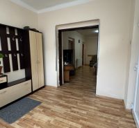 NA PREDAJ Rodinný dom - Šurany - Nitriansky Hrádok, EXKLUZÍVNE - Vstupná hala v rodinnom dome s botníkom, vešiakmi a podlahou z dreva.