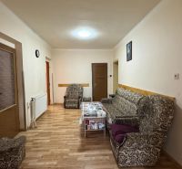 NA PREDAJ Rodinný dom - Šurany - Nitriansky Hrádok, EXKLUZÍVNE - Obývacia izba v rodinnom dome s pohovkou a kreslami, jednoduchý drevený nábytok.
