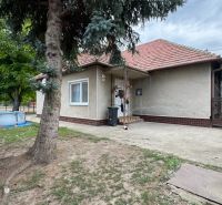NA PREDAJ Rodinný dom - Šurany - Nitriansky Hrádok, EXKLUZÍVNE - Rodinný dom v Šuranoch s bazénom, stromami a bránou na dvore.