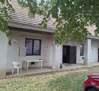 Predáme pozemok s RD v obci Viničné  - Pred domom na Hlavnej ulici vo Viničnom, Pozemky - bývanie, stoja stoly.