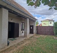 Predáme pozemok s RD v obci Viničné  - Staršia budova so záhradou na Hlavnej ulici vo Viničnom, vhodná pre Pozemky - bývanie.