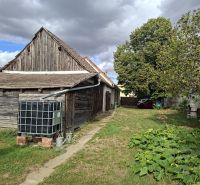 Predáme pozemok s RD v obci Viničné - Záhrada pri drevenom dome na Hlavnej ulici vo Viničnom, Pozemky - bývanie.