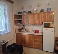 Predáme pozemok s RD v obci Viničné  - Kuchyňa s drevenými skrinkami, mikrovlnkou a chladničkou, Pozemky - bývanie.