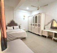 2-IZBOVÝ CONDO APARTMÁN PRI PLÁŽI, MBWENI, ZANZIBAR - Priestranná spálňa s elegantným nábytkom v 2-izbovom byte.