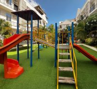 2-IZBOVÝ CONDO APARTMÁN PRI PLÁŽI, MBWENI, ZANZIBAR - Detské ihrisko na ulici Mbweni v Zanzibare s preliezačkami a šmykľavkami.