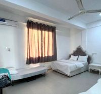 2-IZBOVÝ CONDO APARTMÁN PRI PLÁŽI, MBWENI, ZANZIBAR - Izba s posteľou, stolíkom a sedačkou v 2-izbovom byte.