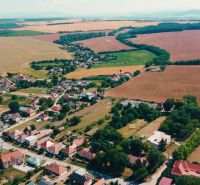 INVESTIČNÁ PRÍLEŽITOSŤ- pozemok 3 200 m² s rodinným domom, Čermany - Letecký pohľad na Pozemky - bývanie v Čermanoch obklopené rozľahlými poľami a zeleňou.