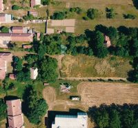 INVESTIČNÁ PRÍLEŽITOSŤ- pozemok 3 200 m² s rodinným domom, Čermany - Letecký pohľad na Pozemky - bývanie v Čermanoch, obkolesené zeleňou a cestnou infraštruktúrou.