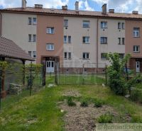 Na predaj 2- izbový byt s malou záhradkou v Medzilaborciach - 51 m2. - Bytovka a dvor v Medzilaborciach, vhodné pre 2-izbový byt, so zeleným trávnikom.