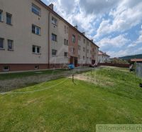 Na predaj 2- izbový byt s malou záhradkou v Medzilaborciach - 51 m2. - Bytový dom v Medzilaborciach s trávnatým pozemkom pri 2-izbovom byte.