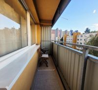 Na predaj úplne nový 1i byt od architekta v tichej časti Dúbravky - Balkón 1-izbového bytu na Sekurisovej ulici v Bratislave - Dúbravke s výhľadom na sídlisko.
