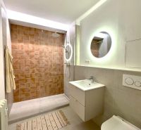 Na predaj úplne nový 1i byt od architekta v tichej časti Dúbravky - Kúpeľňa s walk-in sprchou, závesnou toaletou a podsvieteným zrkadlom v 1-izbovom byte.