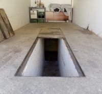 Nadštandardne vybavená garáž s pivnicou a studňou v Štúrove - Garáže s montážnou jamou, policami a náradím v Štúrove na Petőfiho rade.