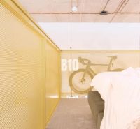 UNIKÁTNY LOFTOVÝ PRIESTOR V PROJEKTE ZWIRN 3 s možnosťou odpočtu DPH! - Podkrovný priestor v 2-izbovom byte s bicyklom a pohovkou pri zábradlí.