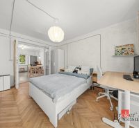 Exkluzívne 2 izbový byt po rekonštrukcii, Hubeného, Krasňany, Rača, Br - Spálňa s podlahou s dreveným dekorom a pracovným stolom v 2-izbovom byte.