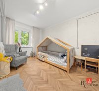 Exkluzívne 2 izbový byt po rekonštrukcii, Hubeného, Krasňany, Rača, Br - Detská izba s podlahou s dreveným dekorom, posteľou v tvare domčeka a kreslom.