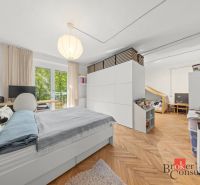 Exkluzívne 2 izbový byt po rekonštrukcii, Hubeného, Krasňany, Rača, Br - Spálňa v 2-izbovom byte s podlahou s dreveným dekorom, veľkou posteľou a úložnými priestormi.