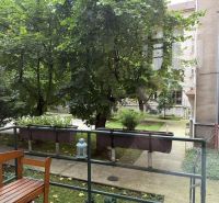 Praktický byt v širšom centre neďaleko Trnavského Mýta. Mestská ul.  - Záhrada s lavičkou a lampášmi pri 2-izbovom byte na Mestskej ulici v Bratislave.