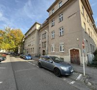 Praktický byt v širšom centre neďaleko Trnavského Mýta. Mestská ul.  - Ulica Mestská v Bratislave - Nové Mesto s obytnou budovou a zaparkovanými autami.