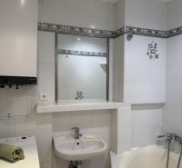 Praktický byt v širšom centre neďaleko Trnavského Mýta. Mestská ul.  - Kúpeľňa s vaňou, umývadlom a práčkou v 2-izbovom byte.