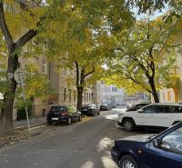 Praktický byt v širšom centre neďaleko Trnavského Mýta. Mestská ul.  - Ulica Mestská v Bratislave - Novom Meste, lemovaná stromami a zaparkovanými autami.