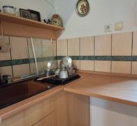Na predaj Rodinný dom na predaj v Abaújkéri - Kuchynský kút v rodinnom dome s dreveným dekorom a oknom.