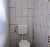 Na predaj Rodinný dom na predaj v Abaújkéri - Malá kúpeľňa v rodinnom dome s jednoduchým vybavením.
