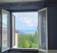 Tradičná drevenica/chalupa s výhľadmi v pokojnom prostredí - Staškov,  - Výhľad z chaty na hory a lesy v Staškove cez otvorené okno.