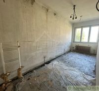 Dom vo Vištuku - krásny pozemok, tiché miesto, priestor pre nový začia - Prázdna miestnosť s plastovým oknom a odkrytými radiátormi v Rodinnom dome.