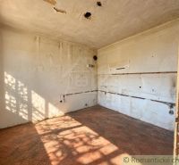 Dom vo Vištuku - krásny pozemok, tiché miesto, priestor pre nový začia - Opustená miestnosť v rodinnom dome s podlahou z tehlového dekoru.