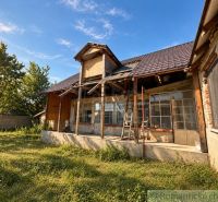 Dom vo Vištuku - krásny pozemok, tiché miesto, priestor pre nový začia - Rodinný dom vo Vištuku s verandou v rekonštrukcii, obklopený zeleňou a stromami.