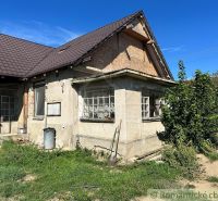 Dom vo Vištuku - krásny pozemok, tiché miesto, priestor pre nový začia - Rodinný dom vo Vištuku s jednoduchými fasádnymi detailmi a trávnatým pozemkom.