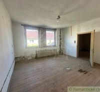 Dom vo Vištuku - krásny pozemok, tiché miesto, priestor pre nový začia - Izba v rodinnom dome s podlahou s dreveným dekorom potrebuje rekonštrukciu.