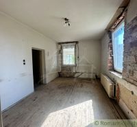 Dom vo Vištuku - krásny pozemok, tiché miesto, priestor pre nový začia - Ošarpaná miestnosť s podlahou s dreveným dekorom čakajúca na renováciu v rodinnom dome.