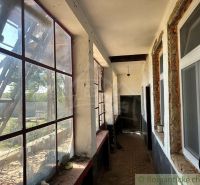 Dom vo Vištuku - krásny pozemok, tiché miesto, priestor pre nový začia - Veranda v rodinnom dome s veľkými oknami, pohľad smerom do dvora Vištuka.