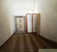 Multifunkčná budova v srdci Modrého Kameňa v okrese Veľký Krtíš - Úzky priestor s podlahou s dreveným dekorom a úložným priestorom v obchodných priestoroch.