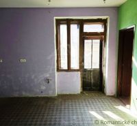 Multifunkčná budova v srdci Modrého Kameňa v okrese Veľký Krtíš - Izba s farebnými stenami a presklenými dverami, obchodné priestory.
