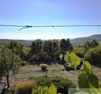 Chata na celoročné bývanie v Modrom Kameni, okres Veľký Krtíš - Výhľad z chaty v Modrom Kameni, obklopený zeleňou a kopcami v pozadí.
