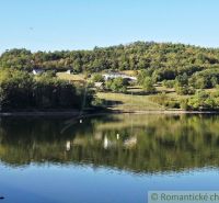 3106m2 stavebný pozemok nad priehradou v Krupine - Pohľad na rybník so stromami a kopcami v Záhradách v Krupine.