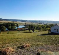 3106m2 stavebný pozemok nad priehradou v Krupine - Krásny výhľad zo záhrad v Krupine na jazero a kopce v diaľke.