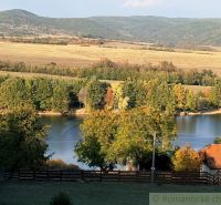 3106m2 stavebný pozemok nad priehradou v Krupine - Jazero obklopené jesennými stromami a kopcami v záhradách v Krupine.